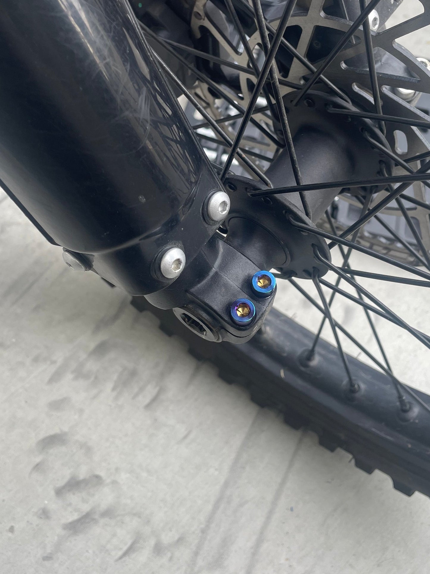 E-moto pinch bolts